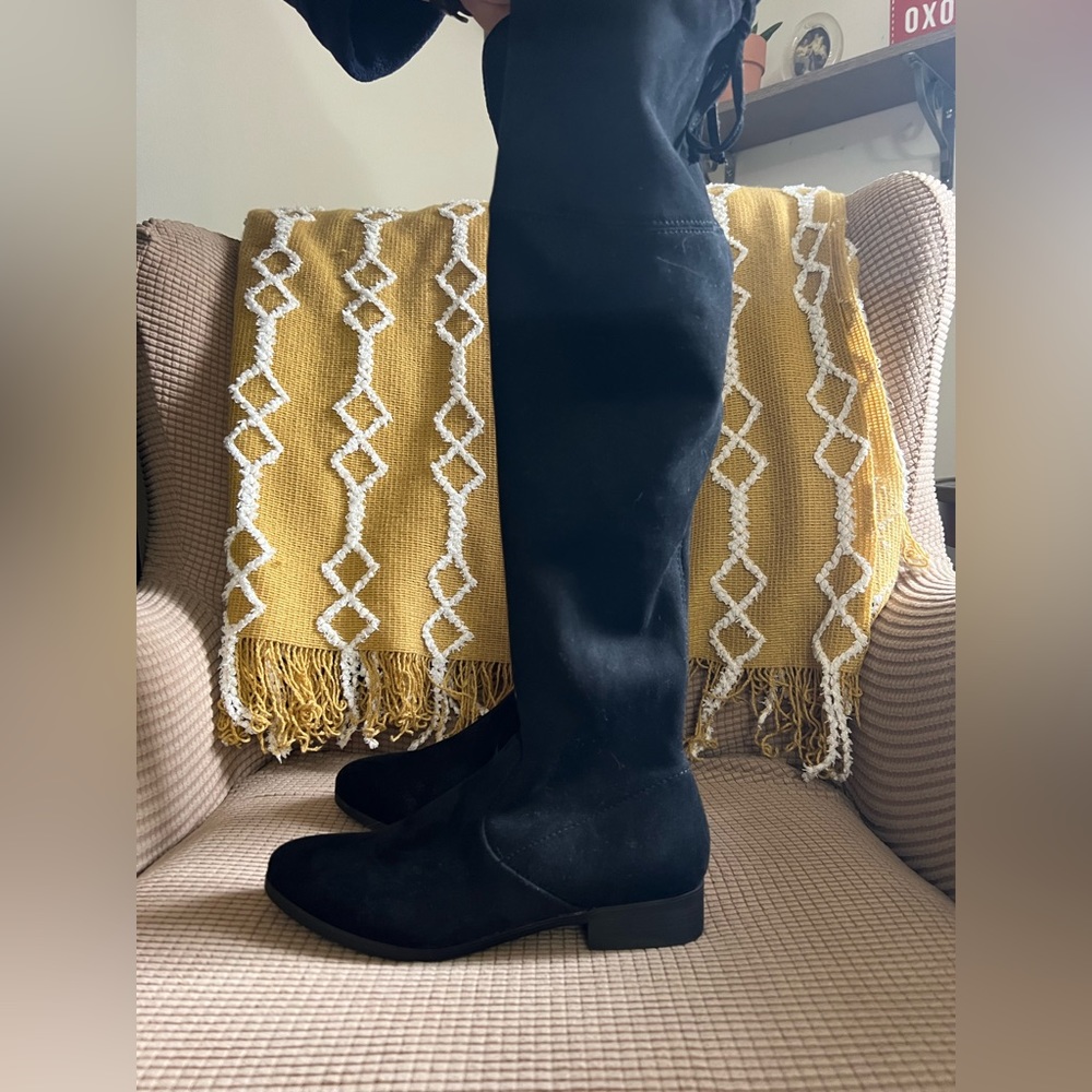 THIGH HIGH BOOTS SIZE 8 MICRO SUEDE